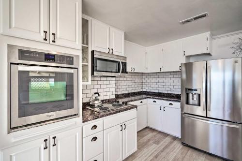 Фотография гостевого дома Waterfront Cottage with Private Pool and Lake View!