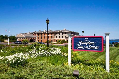 Фотография гостиницы Hampton Inn & Suites Petoskey