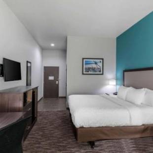 Фотографии гостиницы 
            Clarion Inn & Suites DFW North