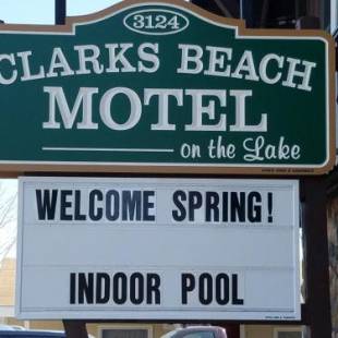 Фотографии мотеля 
            Clark's Beach Motel