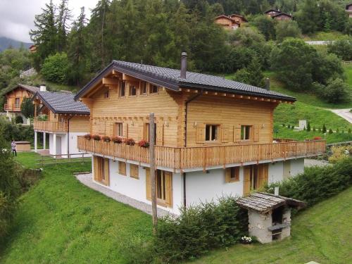 Фотография гостевого дома Luxury Chalet with Jacuzzi in La Tzoumaz