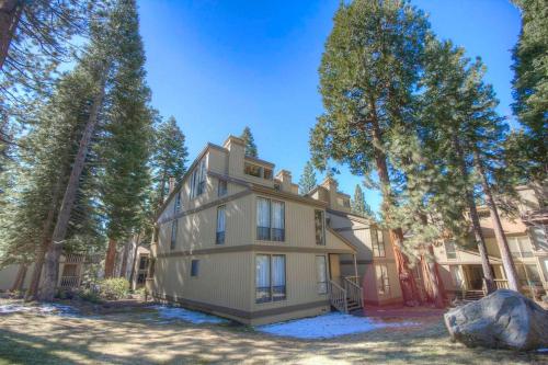 Фотографии гостевого дома 
            Kingswood Cornerview by Lake Tahoe Accommodations