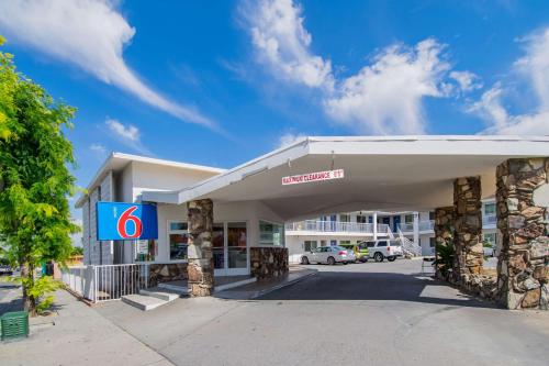 Фотография гостиницы Motel 6-San Bernardino, CA - Downtown