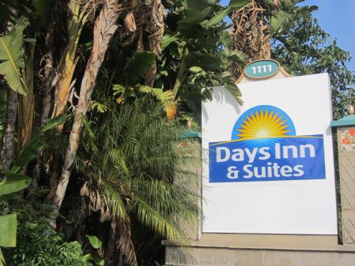 Фотография мотеля Days Inn & Suites by Wyndham Anaheim At Disneyland Park