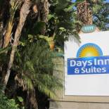 Фотография мотеля Days Inn & Suites by Wyndham Anaheim At Disneyland Park