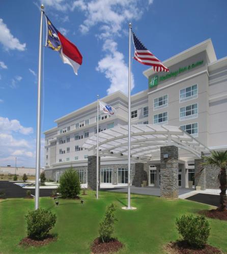 Фотография гостиницы Holiday Inn & Suites - Fayetteville W-Fort Bragg Area, an IHG Hotel
