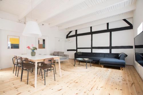 Фотография гостевого дома The Townhouse - Into This Place