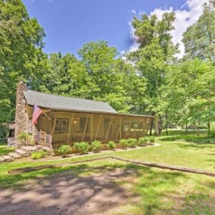 Фотография гостевого дома Cozy 2-Acre Historic Black Mountain Cabin with View!