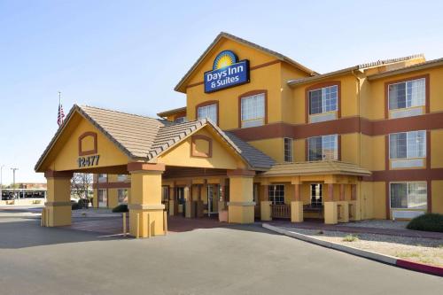 Фотография гостиницы Days Inn & Suites by Wyndham Surprise