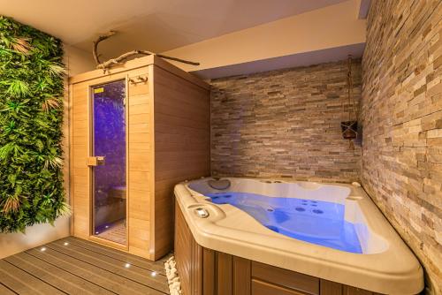 Фотографии мини отеля 
            Suite Romantique Sauna et Jacuzzi