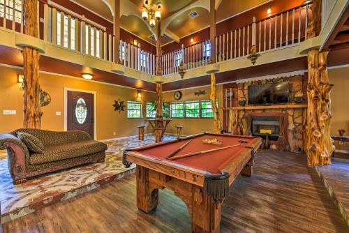 Фотографии гостевого дома 
            Spacious Conroe Home with Foosball and Pool Table!