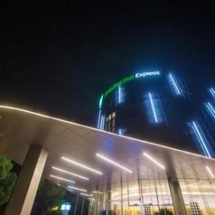 Фотографии гостиницы 
            Holiday Inn Express Shanghai Songjiang Fangta, an IHG Hotel