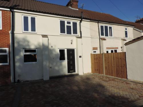 Фотография гостевого дома 4 Bed Farnborough Air Accommodation