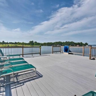 Фотография гостевого дома Waterfront Lake Conroe Home with Deck and Water Access!