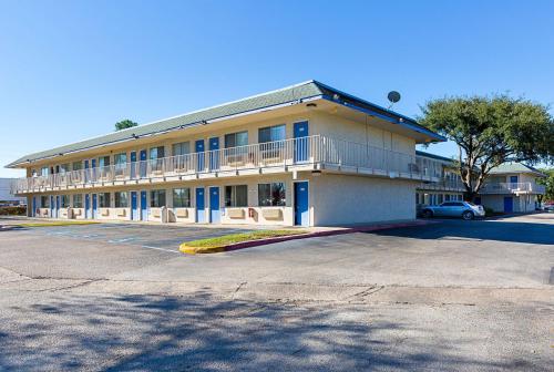 Фотографии гостиницы 
            Motel 6-Conroe, TX