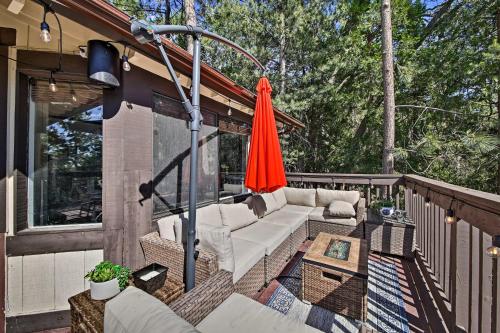 Фотографии гостевого дома 
            Modern-Chic Cabin Less Than 5 Mi to Lake Arrowhead Village