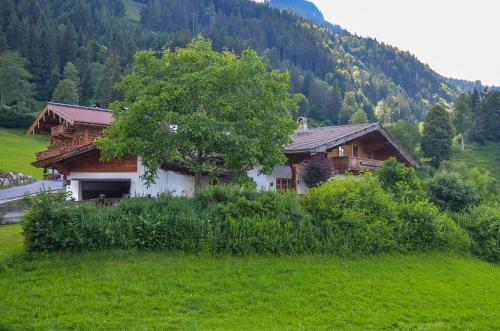 Фотографии гостевого дома 
            Landsitz Staudach - Country Chalet Staudach