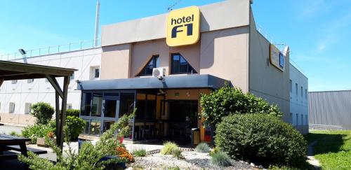 Фотография гостиницы hotelF1 La Rochelle Angoulins "Rénové"