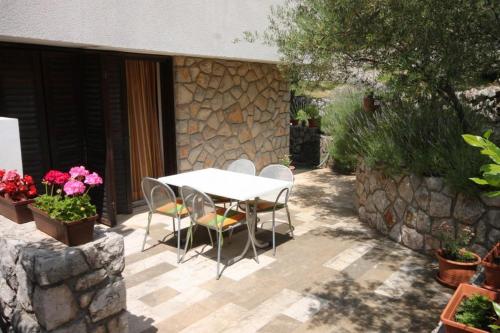 Фотография гостевого дома Apartments with a parking space Cres - 7876