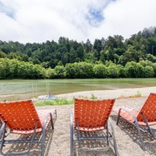 Фотография гостевого дома RR Yacht Club-Private beach, Hot tub, Outdoor fun