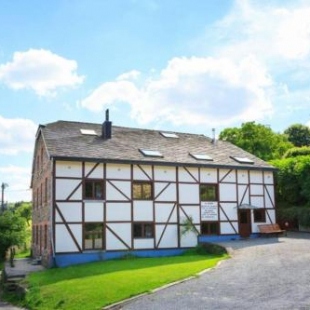 Фотография гостевого дома Spacious old farmhouse with top-of-the valley view