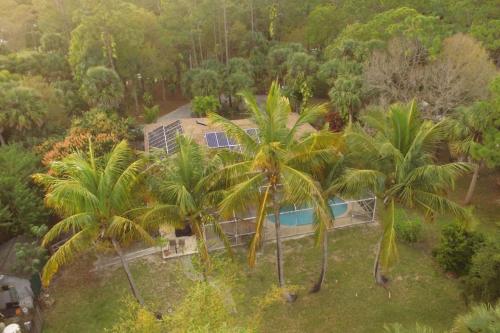 Фотография гостевого дома JUPITER WATERFALLS - NEWLY UPDATED - TIKI HUT, FIRE PIT, KITCHEN, POOL HEATER and MORE