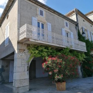 Фотография гостевого дома CAHORS SUD : Maison quercynoise avec vue sur place du village