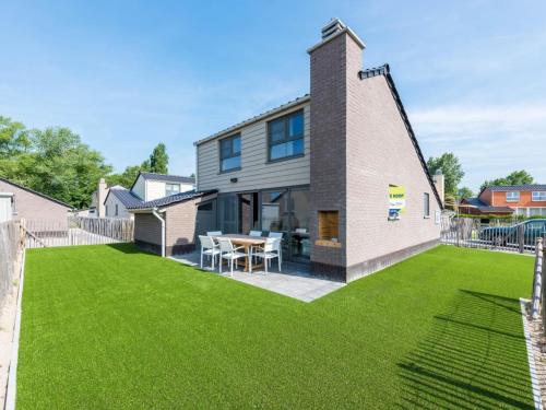 Фотография гостевого дома Classic Holiday Home in Westende with Terrace