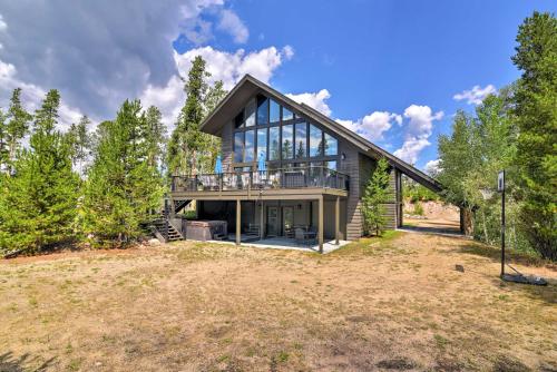 Фотография гостевого дома Luxury Central Grand Lake Home with Huge Deck and Hot Tub