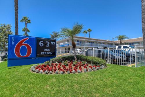 Фотография гостиницы Motel 6-Santa Ana, CA