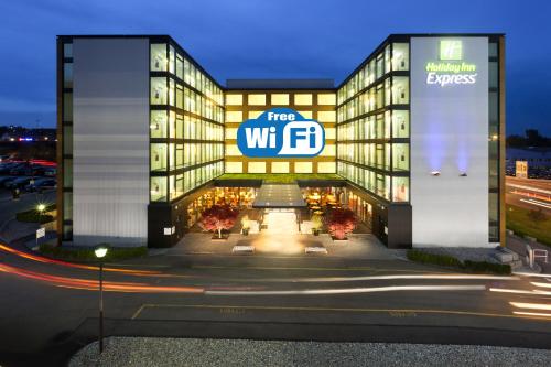 Фотография гостиницы Holiday Inn Express Zürich Airport, an IHG Hotel
