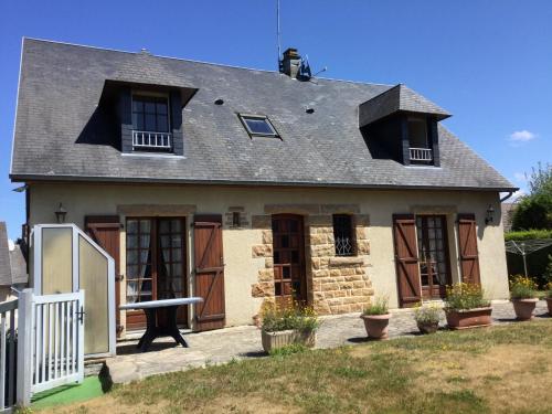 Фотография гостевого дома Coup de cœur assuré ! CALM Comme à la Maison ! maison spacieuse avec grande terrasse pour 2 à 5 personnes proximité Granville et mer avec wifi et parking gratuits