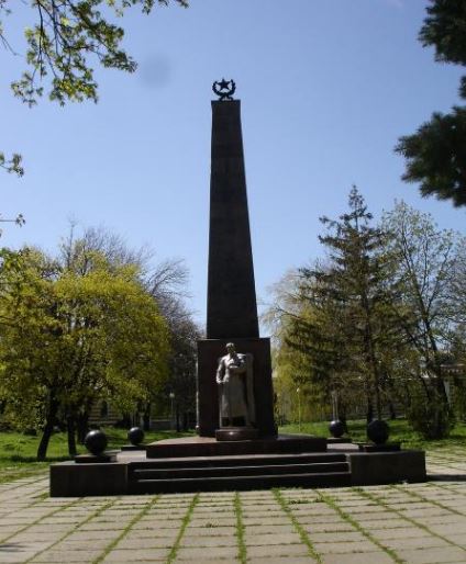 Фотографии памятника 
            Памятник борцам за Советскую власть на Северном Кавказе