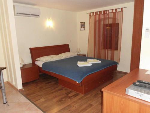 Фотография гостевого дома Apartments by the sea Cres - 13312