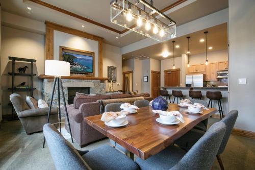 Фотография гостевого дома New Listing in the Heart of the Village at Northstar! Iron Horse South 106