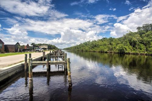 Фотографии гостевого дома 
            Central Everglades City Studio Cabin Steps to Bay