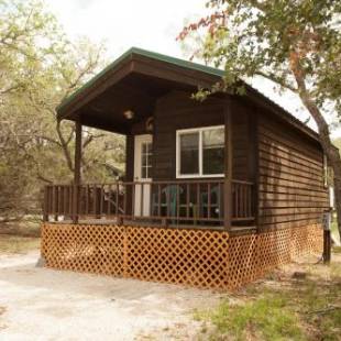 Фотографии базы отдыха 
            Medina Lake Camping Resort Studio Cabin 2