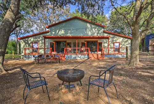 Фотографии гостевого дома 
            Charming Villa Cardinale Cabin in Helotes!