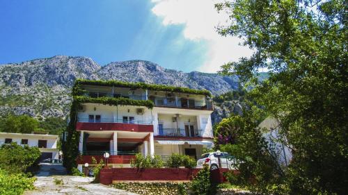 Фотография гостевого дома Apartments with a parking space Zivogosce - Porat, Makarska - 16289