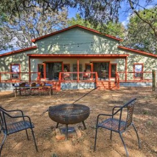 Фотография гостевого дома Charming Villa Cardinale Cabin in Helotes!