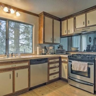 Фотография гостевого дома Lake Arrowhead Cabin with Lush Yard about 5Mi to Village!