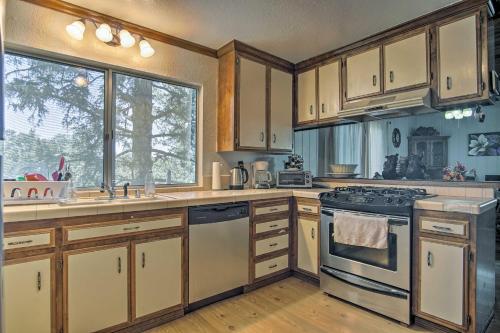 Фотографии гостевого дома 
            Lake Arrowhead Cabin with Lush Yard about 5Mi to Village!