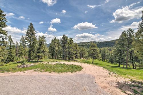 Фотографии гостевого дома 
            Modern Evergreen Cabin on 35 Acres with Views!