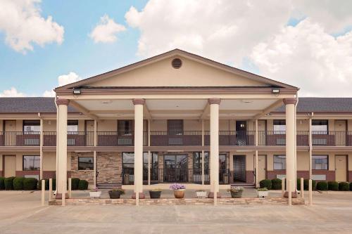 Фотография мотеля Days Inn by Wyndham Paris