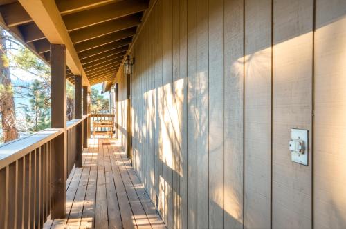 Фотография гостевого дома Gorgeous Updated Cabin Panoramic Donner Lake View