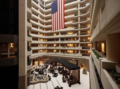 Фотография гостиницы Embassy Suites Crystal City - National Airport