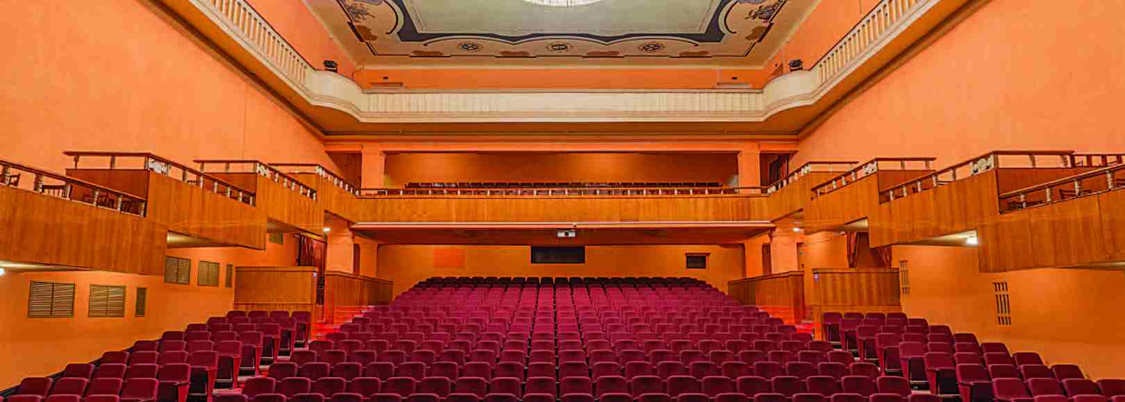 Фотография концертного зала Дворец культуры Химиков Театральный зал