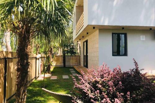 Фотография гостевого дома Kaprovani Cedar Grove Vacation House 50M to Sea