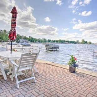 Фотография гостевого дома Lake George Cottage on the Lane with Dock and Kayaks!