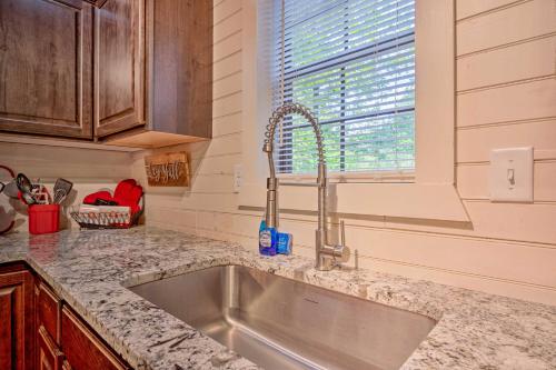 Фотография гостевого дома Broken Bow Bungalow - Relaxed Retreat with Deck!